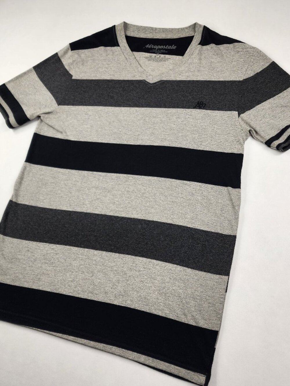 Aeropostale Men’s Size Medium Gray And White Striped Short Sleeve V-Neck T-Shirt